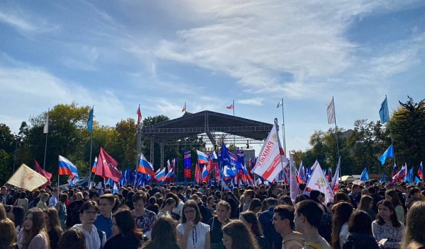 Поддержать жителей Донбасса на митинг пришли 9 тысяч саратовцев
