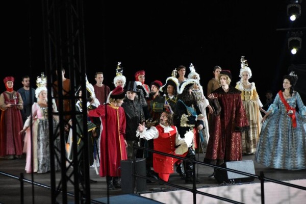 Жители Саратова прождали полтора часа открытия всероссийских игр и услышали две песни Niletto