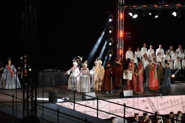 Жители Саратова прождали полтора часа открытия всероссийских игр и услышали две песни Niletto