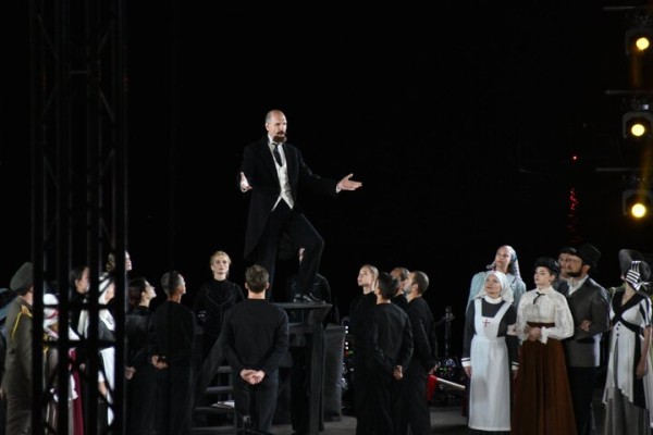 Жители Саратова прождали полтора часа открытия всероссийских игр и услышали две песни Niletto