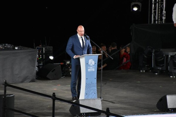 Жители Саратова прождали полтора часа открытия всероссийских игр и услышали две песни Niletto