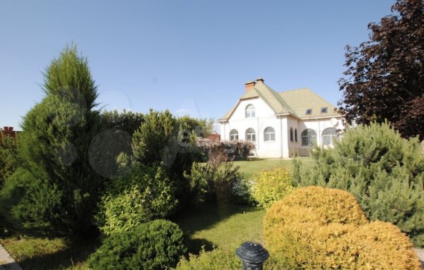 На берегу Волги продают усадьбу с собственным пляжем