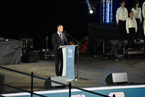 Жители Саратова прождали полтора часа открытия всероссийских игр и услышали две песни Niletto