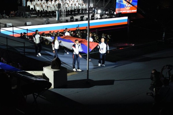 Жители Саратова прождали полтора часа открытия всероссийских игр и услышали две песни Niletto