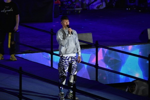 Жители Саратова прождали полтора часа открытия всероссийских игр и услышали две песни Niletto