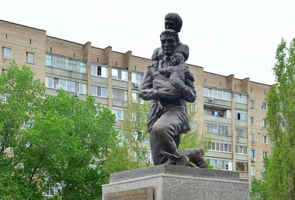 Школьники устроили игры в мяч у памятника героям 