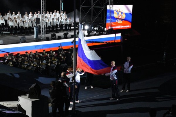 Жители Саратова прождали полтора часа открытия всероссийских игр и услышали две песни Niletto