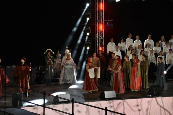 Жители Саратова прождали полтора часа открытия всероссийских игр и услышали две песни Niletto