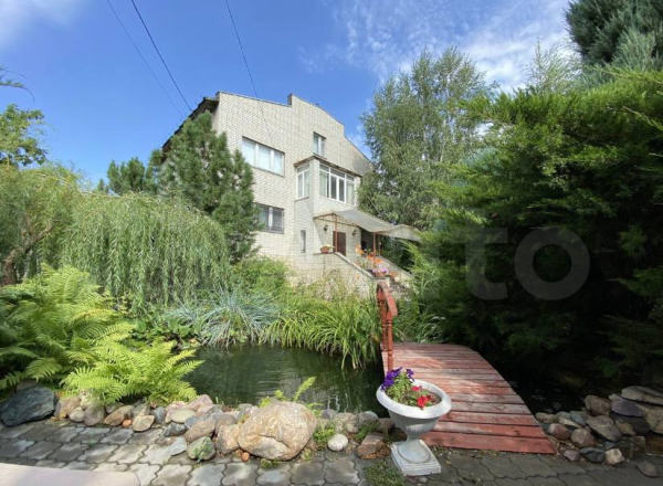 В Саратове продают коттедж с мраморным камином и пруд с рыбками 