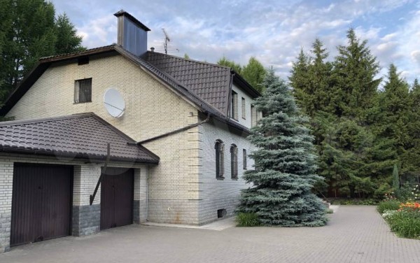 В Саратове за 21 миллион продают коттедж с хвойным лесом