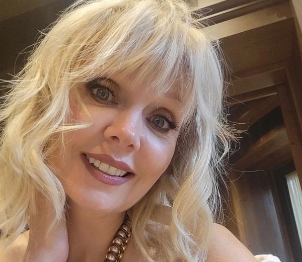 Саратовскую певицу бесит муж в халате