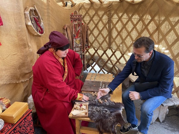 Сергей Безруков узнал будущее в саратовской юрте шамана