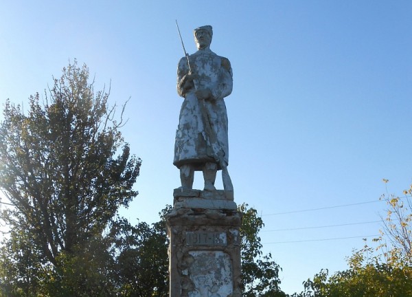 Саратовцев заинтриговал разрушающийся памятник на могиле 32 красногвардейцев