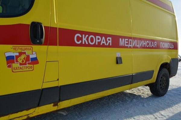 Пятиклассница каталась на ледяной горке на территории школы и получила травму