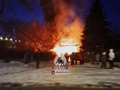 
В Энгельсе сгорел старинный деревянный дом у "Ленты"					