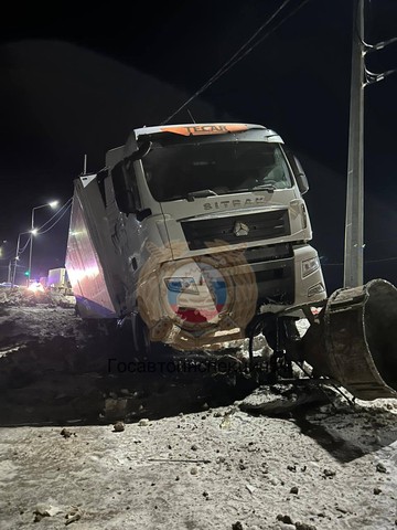 В Гагаринском районе фура врезалась в столб: есть пострадавший В Гагаринском районе фура врезалась в столб: есть пострадавший