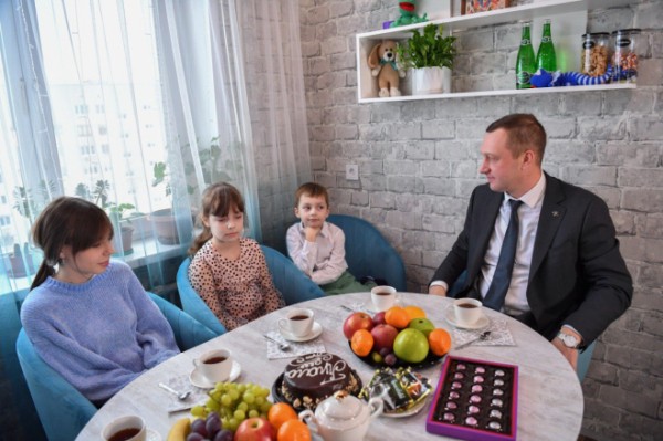 Губернатор встретился с семьей мобилизованного бойца из Саратова