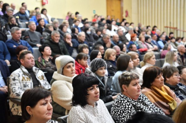 Губернатор обсудил с жителями Ершовского района острые проблемы муниципалитета