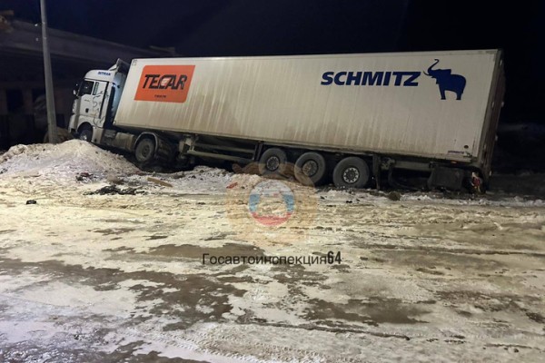 В Гагаринском районе фура врезалась в столб: есть пострадавший В Гагаринском районе фура врезалась в столб: есть пострадавший