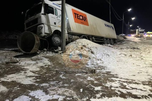 В Гагаринском районе фура врезалась в столб: есть пострадавший В Гагаринском районе фура врезалась в столб: есть пострадавший