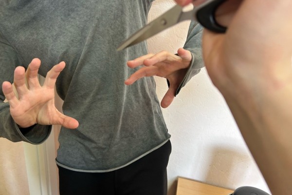 Пенсионерка разозлилась на сожителя, который испачкал полы и не захотел убирать за собой, и всадила ему ножницы в живот. Приговор