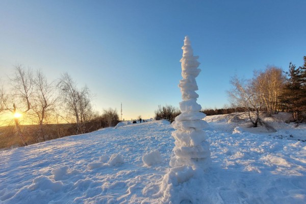На Лысой горе появилось около двух десятков снежных домов: в Саратове прошел фестиваль по строительству иглу На Лысой горе появилось около двух десятков снежных домов: в Саратове прошел фестиваль по строительству иглу