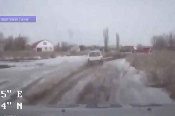 В селе нетрезвый мужчина на &laquo;Оке&raquo; устроил гонки с полицейскими и врезался в жилой дом (видео)