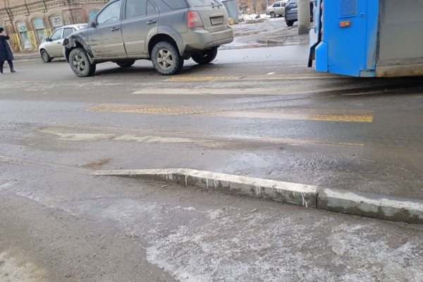 В центре Энгельса произошло ДТП с участием троллейбуса