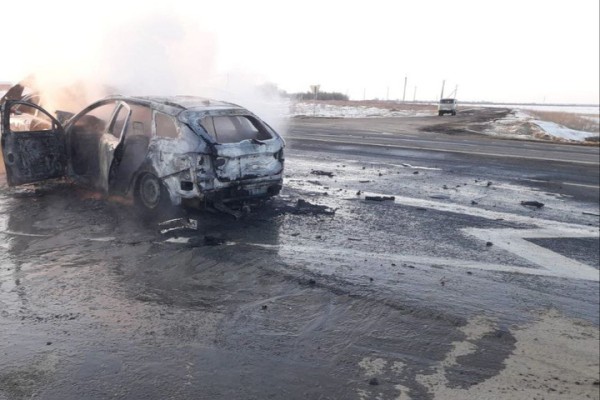 В результате тройного ДТП на трассе загорелись две &laquo;Лады&raquo;: пострадала 9-летняя девочка и двое взрослых