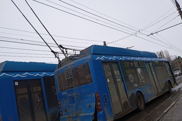 В центре Энгельса произошло ДТП с участием троллейбуса