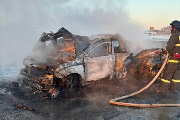 В результате тройного ДТП на трассе загорелись две &laquo;Лады&raquo;: пострадала 9-летняя девочка и двое взрослых