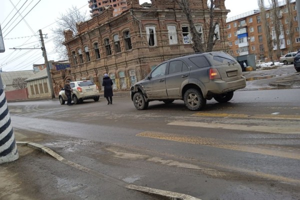 В центре Энгельса произошло ДТП с участием троллейбуса