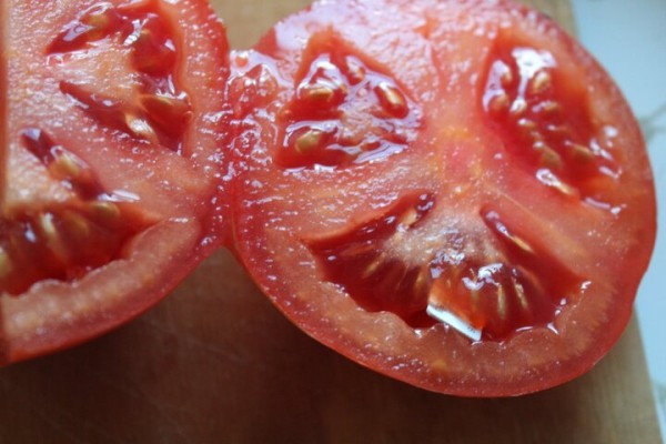 Заключенному энгельсской колонии пытались передать сим-карты в помидорах