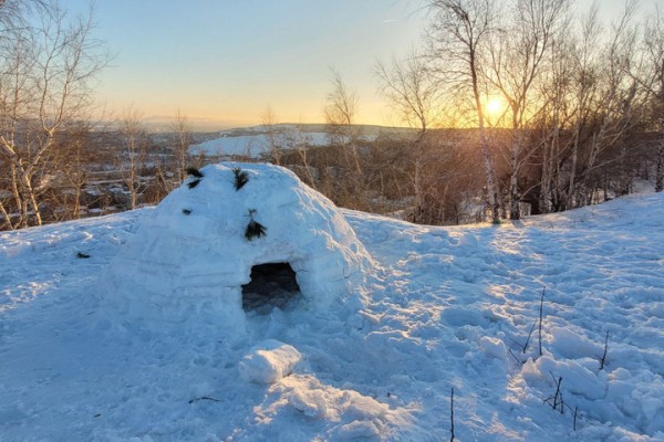 На Лысой горе появилось около двух десятков снежных домов: в Саратове прошел фестиваль по строительству иглу На Лысой горе появилось около двух десятков снежных домов: в Саратове прошел фестиваль по строительству иглу