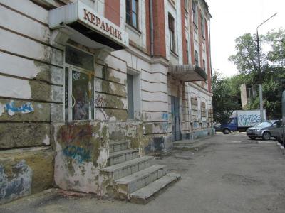 
Депутат отрезал воду и электричество в скандальном общежитии в центре Саратова: жильцы десять лет скитаются по родственникам					