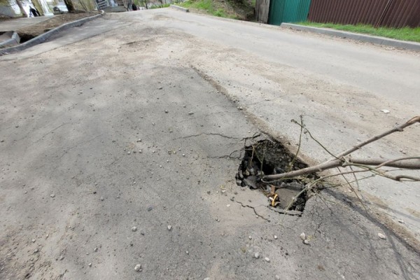 На Новоузенской &laquo;сполз&raquo; тротуар и начала разрушаться дорога