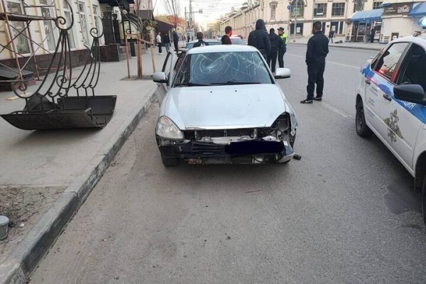 В Саратове в ходе массовой драки на проспекте Столыпина автомобилист въехал в толпу людей: возбуждено уголовное дело о покушении на убийство