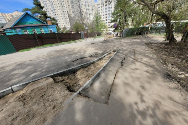 На Новоузенской &laquo;сполз&raquo; тротуар и начала разрушаться дорога