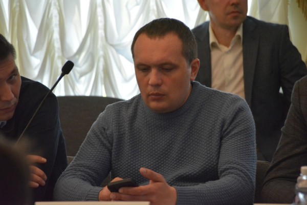 Депутат рассказал об отказе чиновников мэрии согласовать сотни пикетов и об &laquo;утонувших&raquo; документах