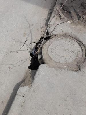 
Саратовцев призывают жаловаться на открытые и разрушенные люки					