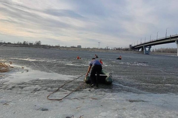 Спасатели эвакуировали из воды подростка и двух взрослых, которые пытались ей помочь Спасатели эвакуировали из воды подростка и двух взрослых, которые пытались ей помочь
