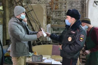 
В Саратовской области мигрантам запретили работать в такси и общепите					