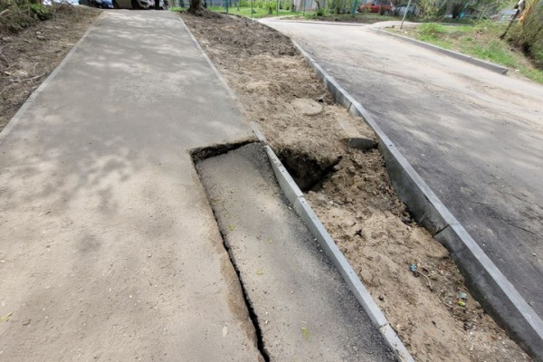На Новоузенской &laquo;сполз&raquo; тротуар и начала разрушаться дорога