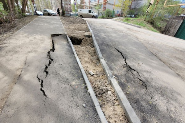 На Новоузенской &laquo;сполз&raquo; тротуар и начала разрушаться дорога