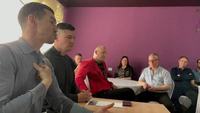 
Артем Чеботарев поддержал сбор подписей жителей Ртищево в защиту тренера и волонтера СВО 					