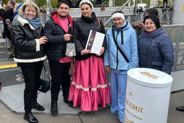 Саратовцы сыграли свадьбу в народных костюмах на ВДНХ