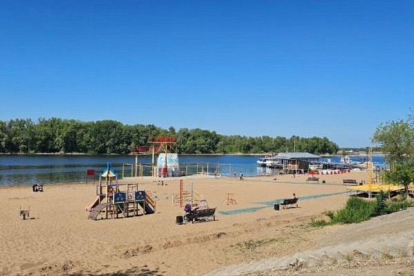 Подготовку к открытию пляжа в Энгельсе: глава района разрешил открыть четыре ларька и поставить три тележки