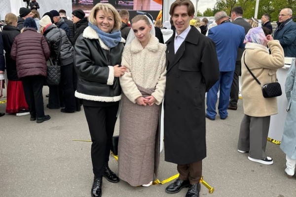 Саратовцы сыграли свадьбу в народных костюмах на ВДНХ