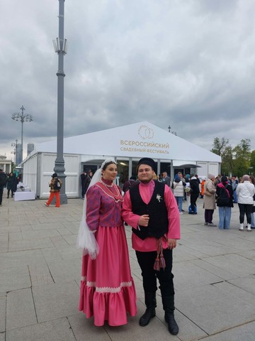 Саратовцы сыграли свадьбу в народных костюмах на ВДНХ