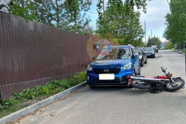 В Жасминном мотоциклист протаранил припаркованную иномарку и попал в больницу